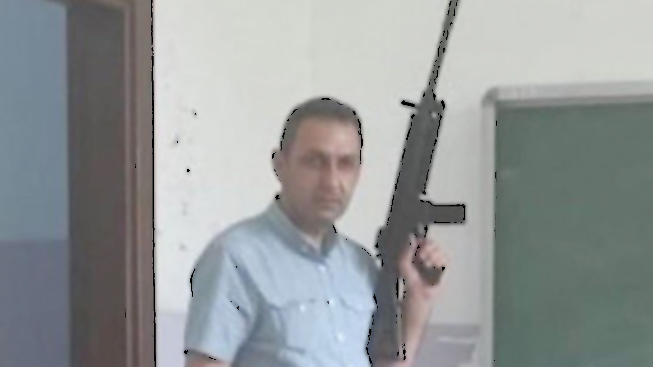 Ankara'da Okul Müdür Yardımcısının Tüfekle Poz Vermesi Tepki Çekti